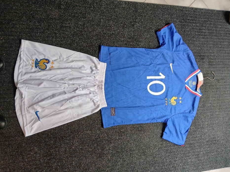 Продавам на Adidas и Nike   спортни  екип комплект  на добра ц