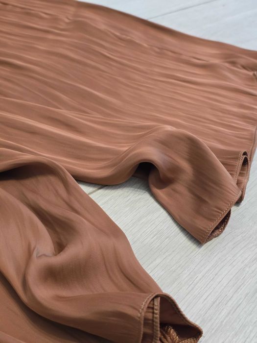 pantaloni culottes de la MNG cu o textură plisată