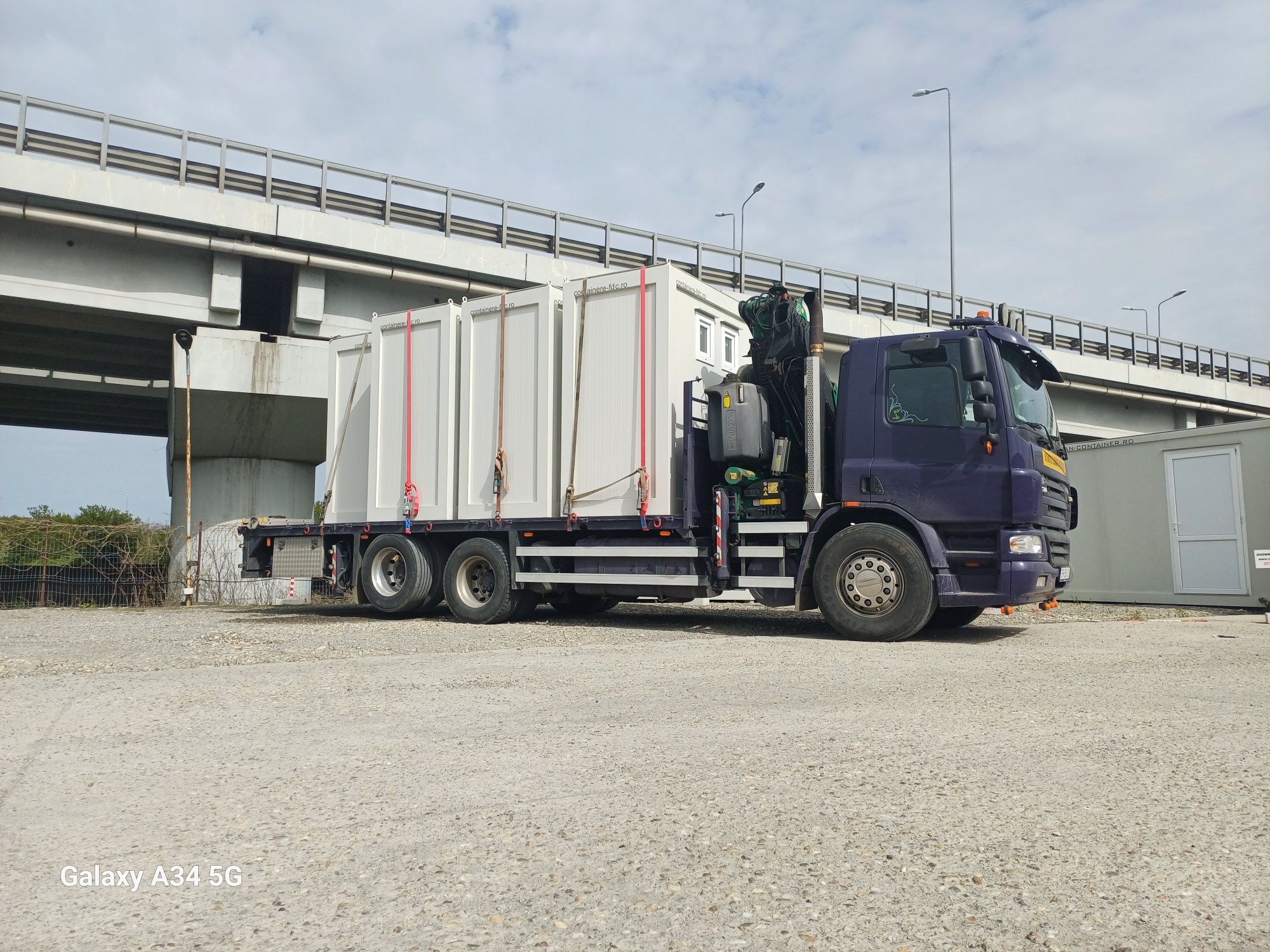 Transport camion cu macara