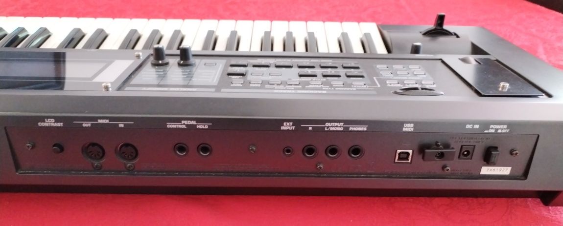 Продавам Roland GW-8 Workstation