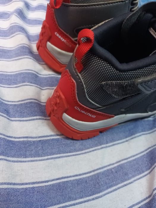 Încălțăminte copii nr 31.  Quechua cumpărate de la Decatlon.