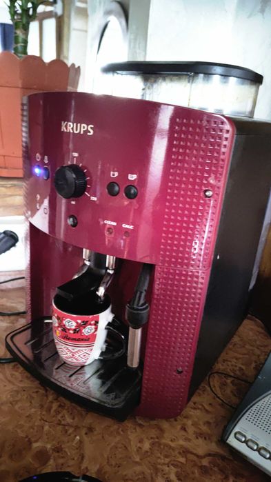 Vand expresor automat Krups în stare perfecta de funcționare .