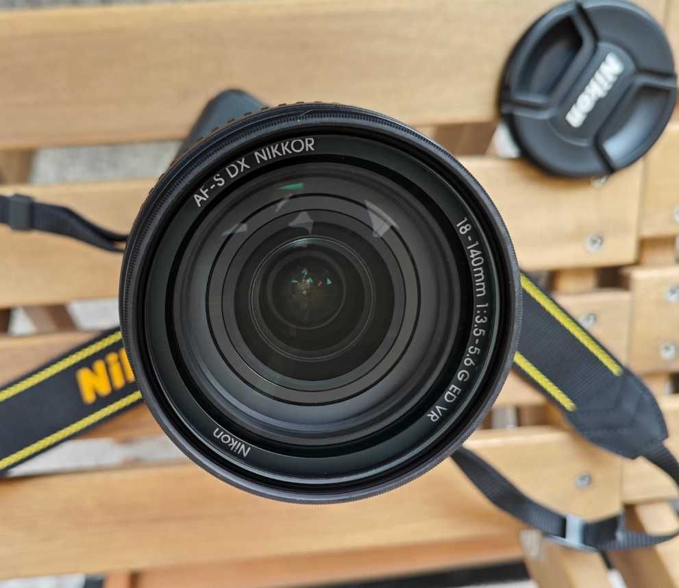 Nikon D5600, 24.2MP + Обектив 18-140mm VR