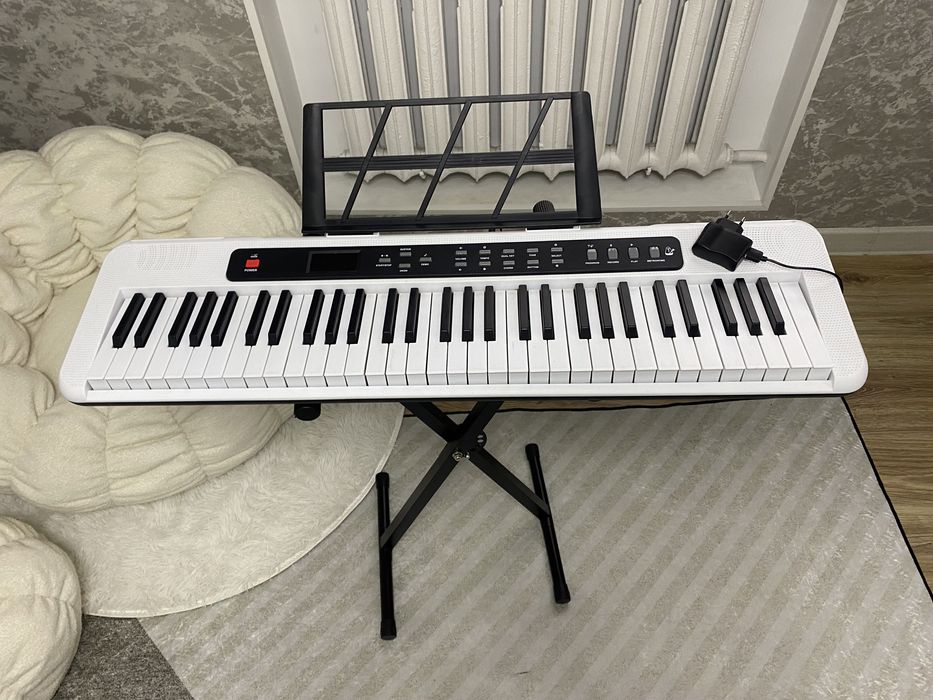 ПРОДАМ СРОЧНО!Синтезатор BD music BD 380 + подставка в подарок