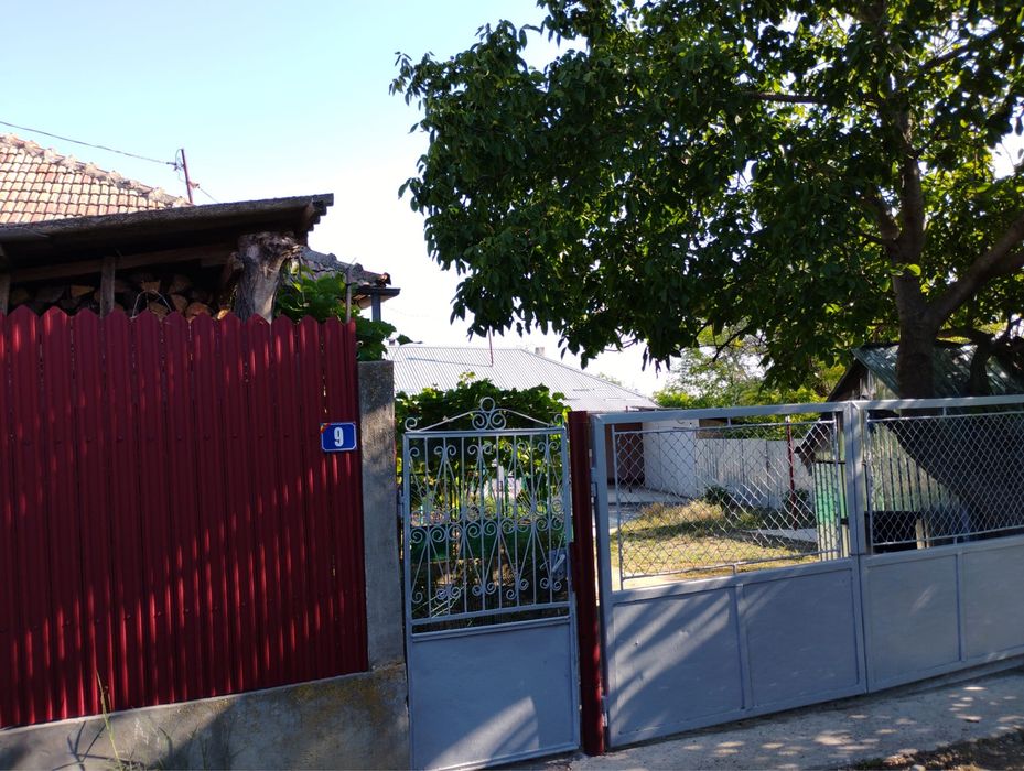 Casă+ teren 1200 metri pătrați lângă baltă , sat Cîrja