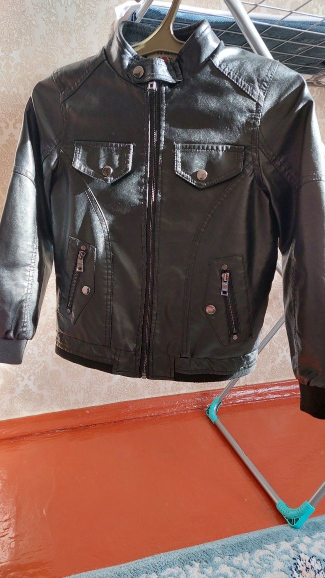 Продам турецкую кожаную куртку, насили 3 или 4 раз. Почти новая.