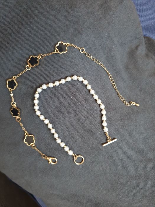 brățări cu trifoi negru și perle.