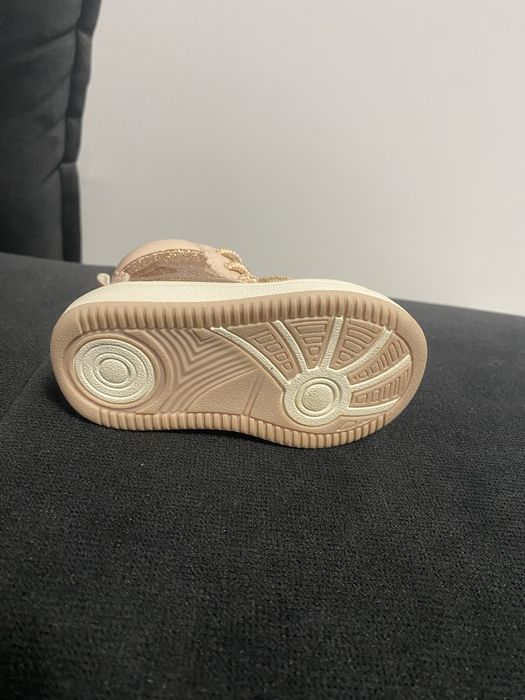 Ghetute imblanite fetita