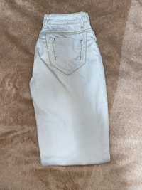 Бледно мятные джинсы на низкой посадке