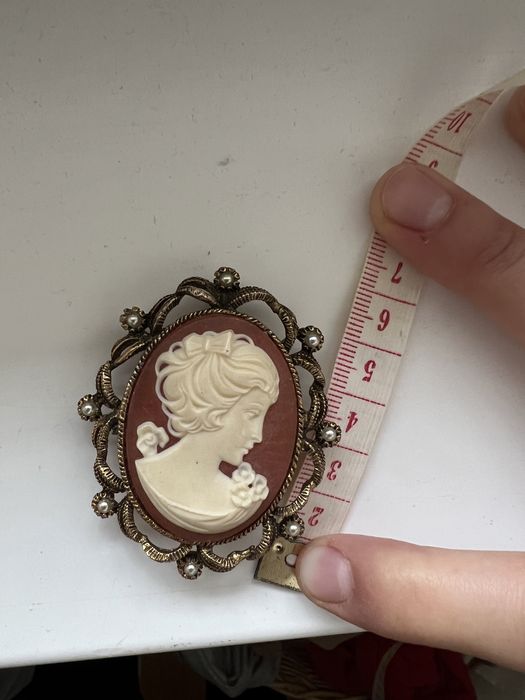 Broșa vintage cu cadru megalic