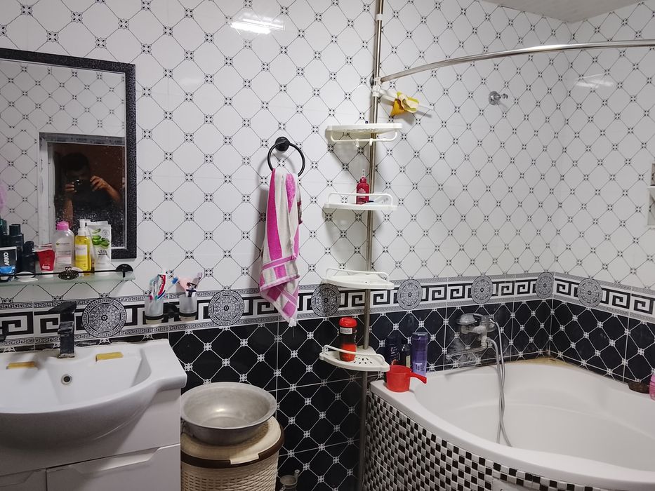 da srochniy  Bektemir tarafda 5 sotok 10 xonali uy srochni soti