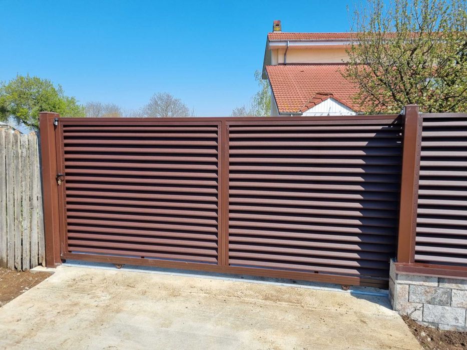 Porti si garduri metalice tip jaluzea Maro Ral 8017