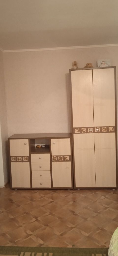 Продам шкаф, комод, стол и люстру