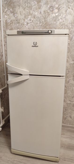 Продам холодильник индезит