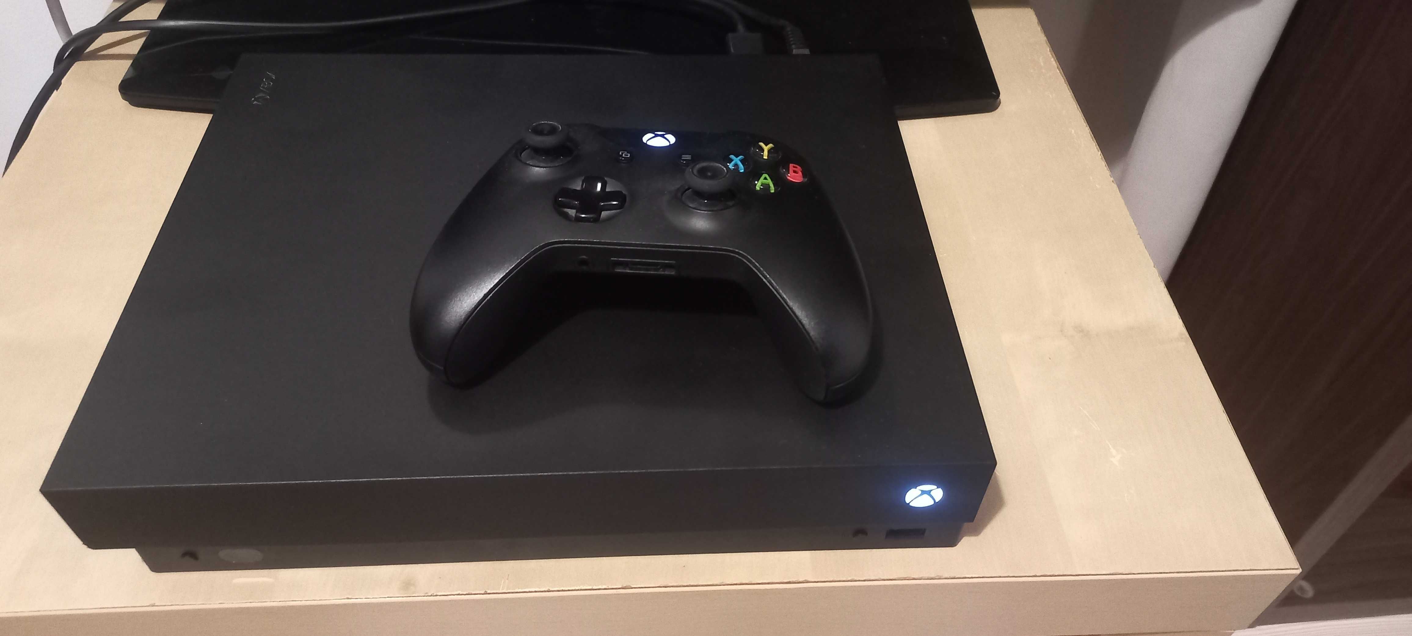 Xbox one X 4K + 1 Controller + Joc GTA 5 Premium Edition