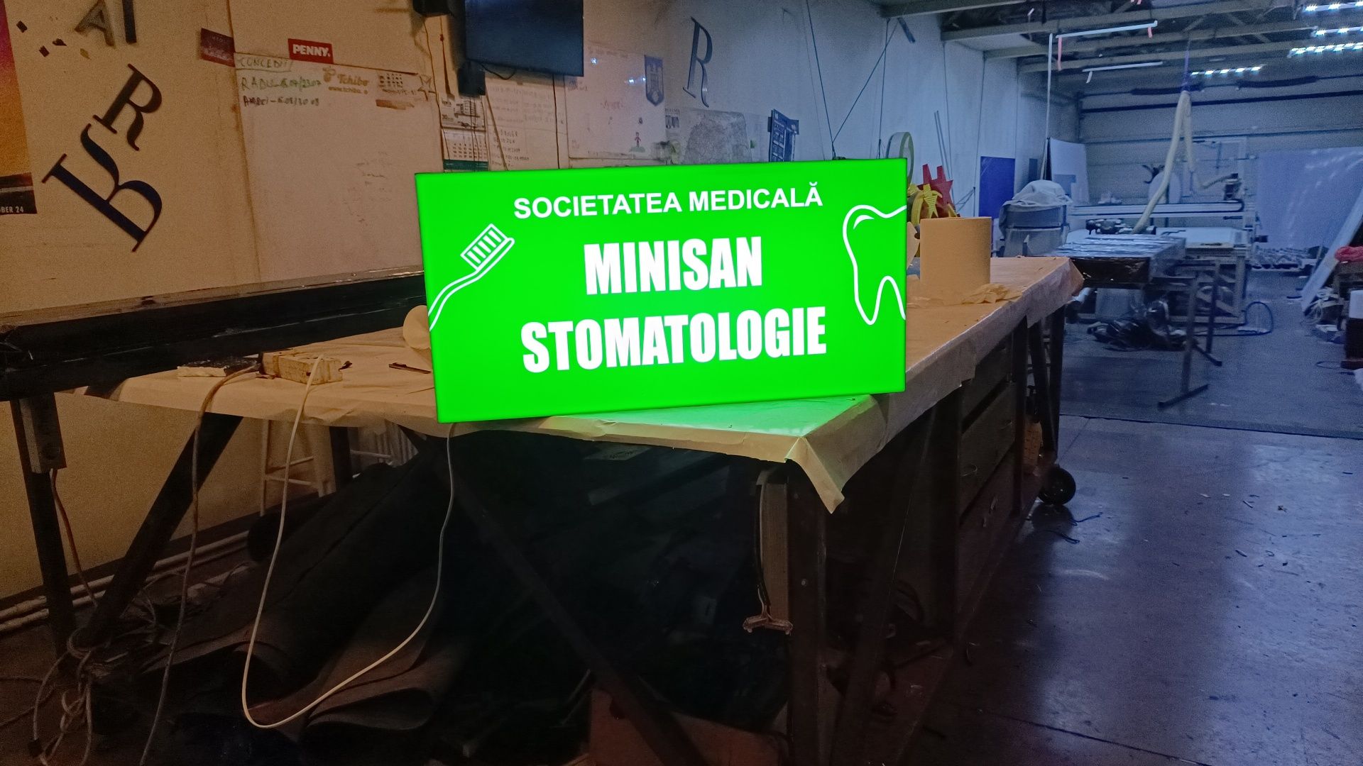 Caseta luminoasă , Litere volumetrice, Reclame