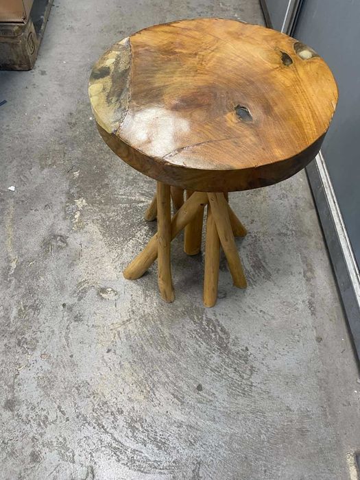 Дървена кръгла масичка с оплетени крака