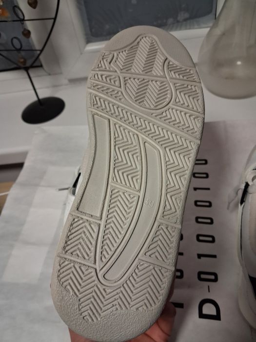 Adidași noi fără eticheta