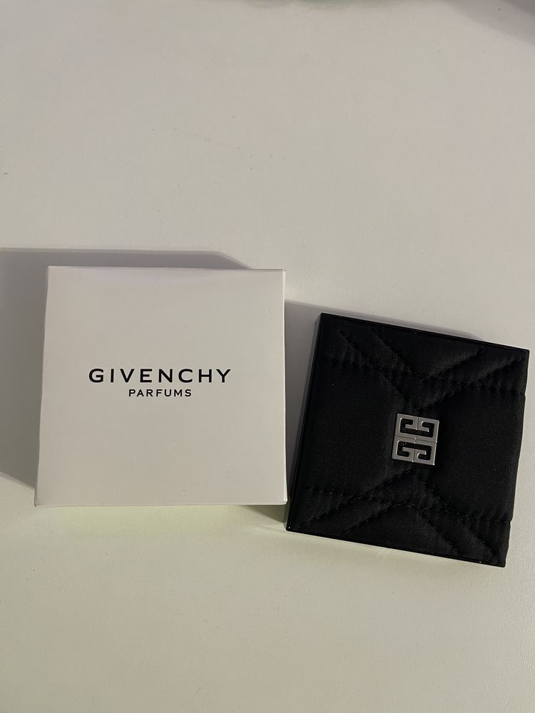 Givenchy - oglindă, 2 parfumuri, 2 mascara și pudră