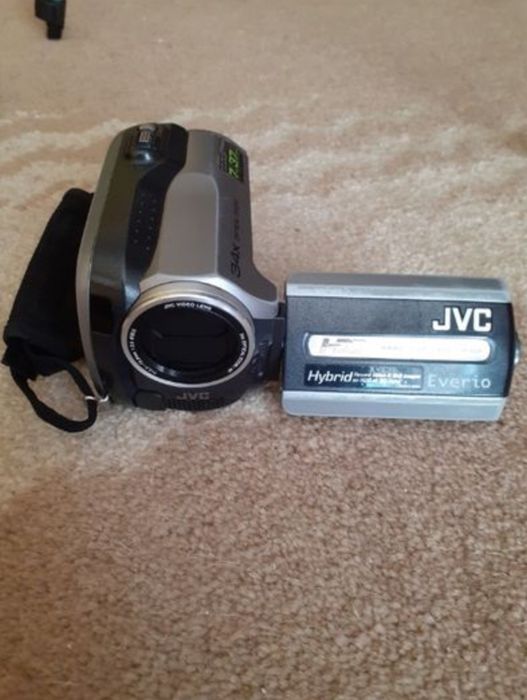 Vând camera video JVC