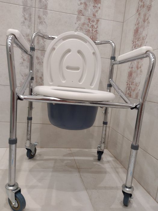 Комбиниран сгъваем тоалетен стол с колелца