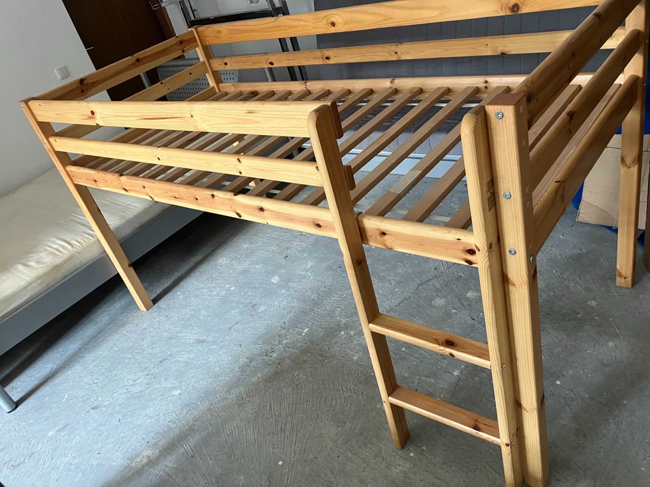 Vand pat din lemn masiv cu scara