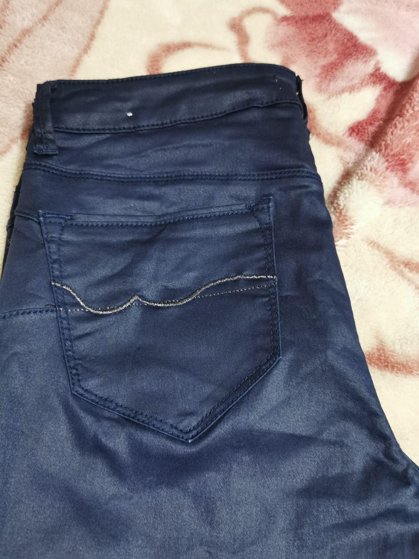 Pantaloni bleumarin luciosi