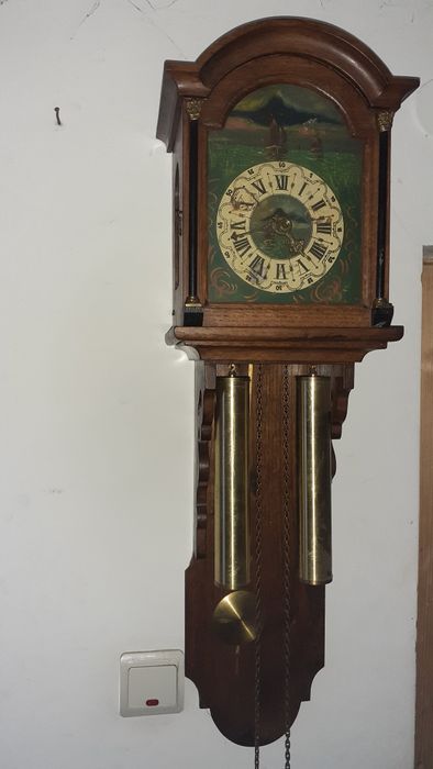 Ceas de perete cu pendul și cu greutăți