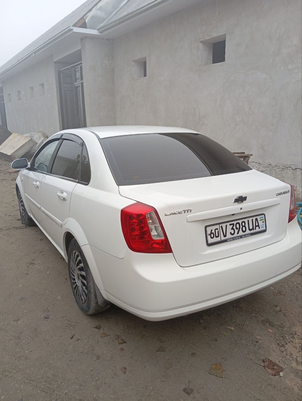Lacetti 1.8 sotiladi