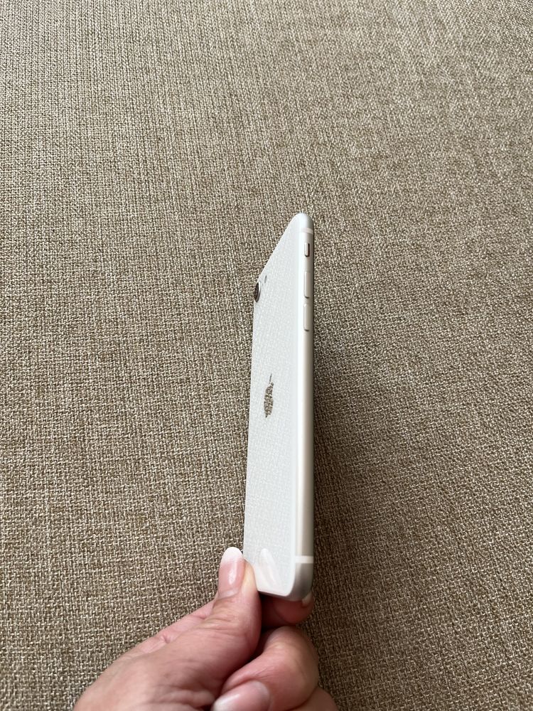 IPhone SE много запазен