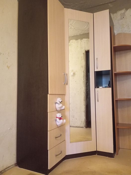 Шкаф угловой вместительный
