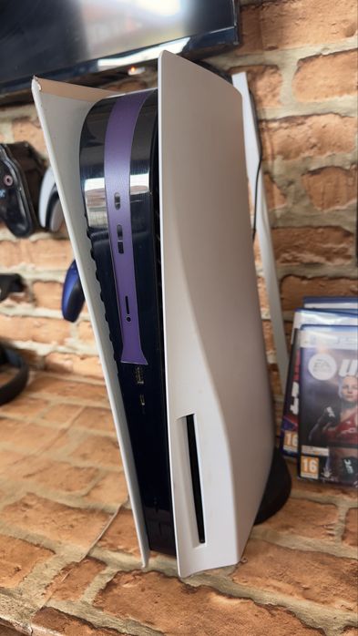 Конзола Ps5 disc edition + джойстик + ЕАFC24  и необходимите кабели