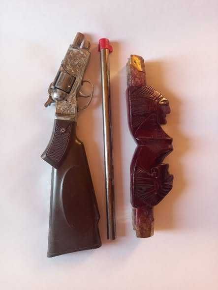 2 jucării vechi, dezafectate