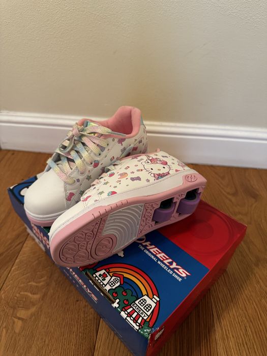 Adidasi noi Hello Kitty cu role