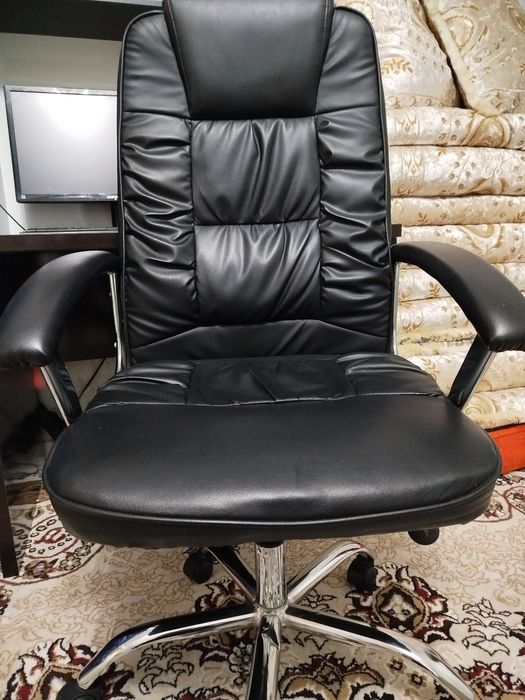 Почти новое кожаное офисное кресло за пол цены