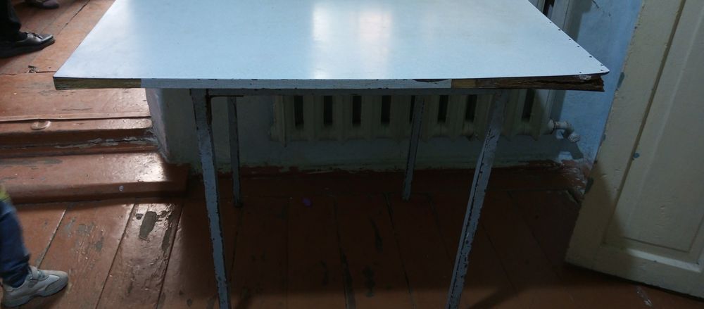 Стол бывший в употреблении