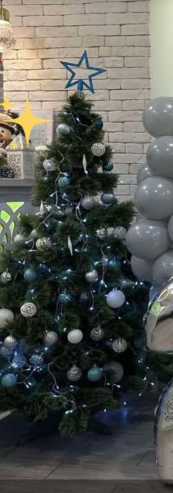 Коледна елха с играчки