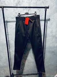 Pantaloni Hugo Boss
Calitate Premium 100% Bumbac.
Produsele vandute au