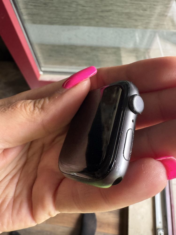 Смарт часовник Apple watch SE