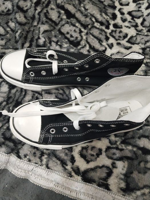 Продам кроссовки новые