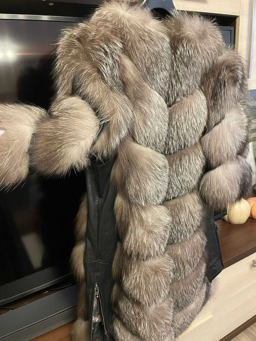 Vestă de blană de vulpe argintie cu inserții din piele neagră