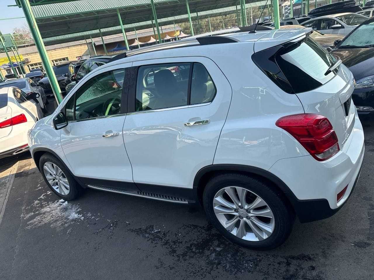 Treker 1 avtomat sotiladi srochno