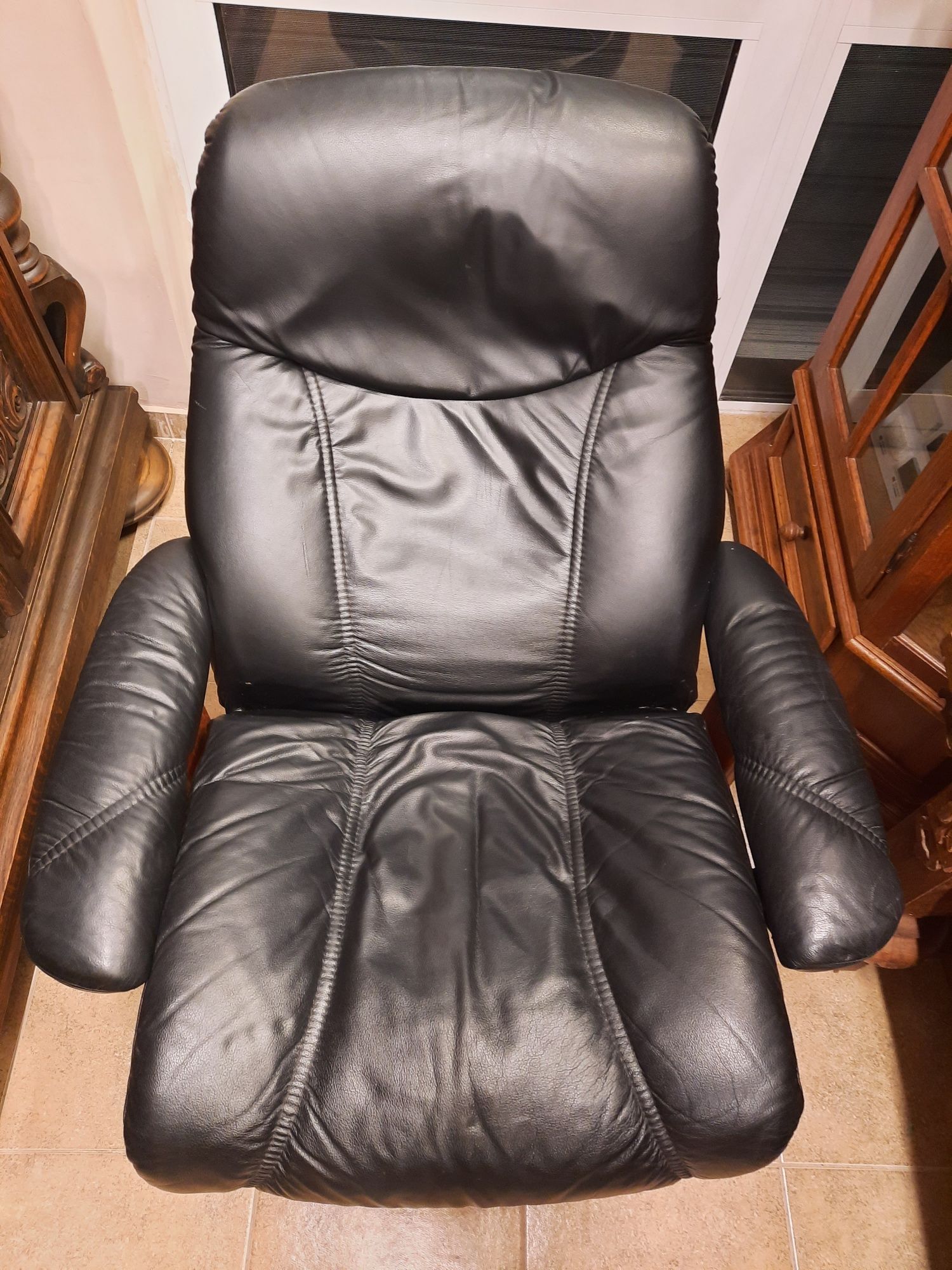 Фотьойл, кресло от естествена кожа със зони за релакс