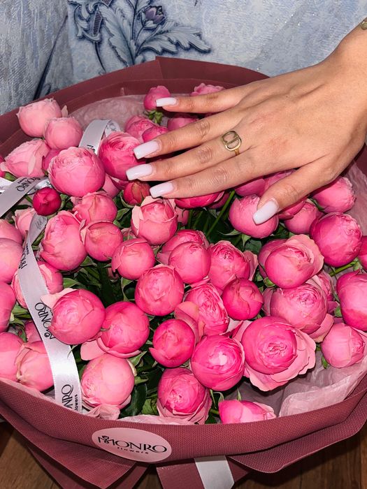 Шикарный букет из пионовидных роз