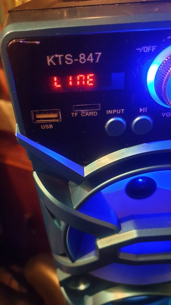 boxă portabila cu Bt. radio ,. card ,.stick usb