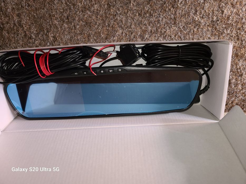 Suporr de număr cu camera de luat vederi si oglinda cu  camera de luat