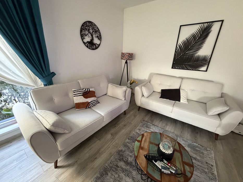 Canapele aproape noi