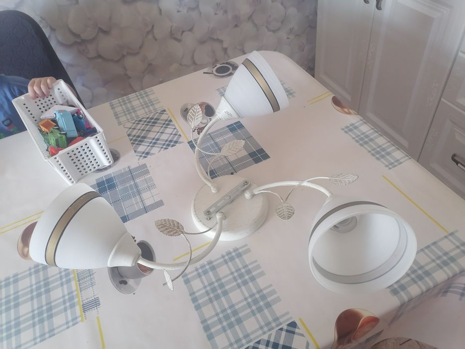 Продам люстру трехрожковую