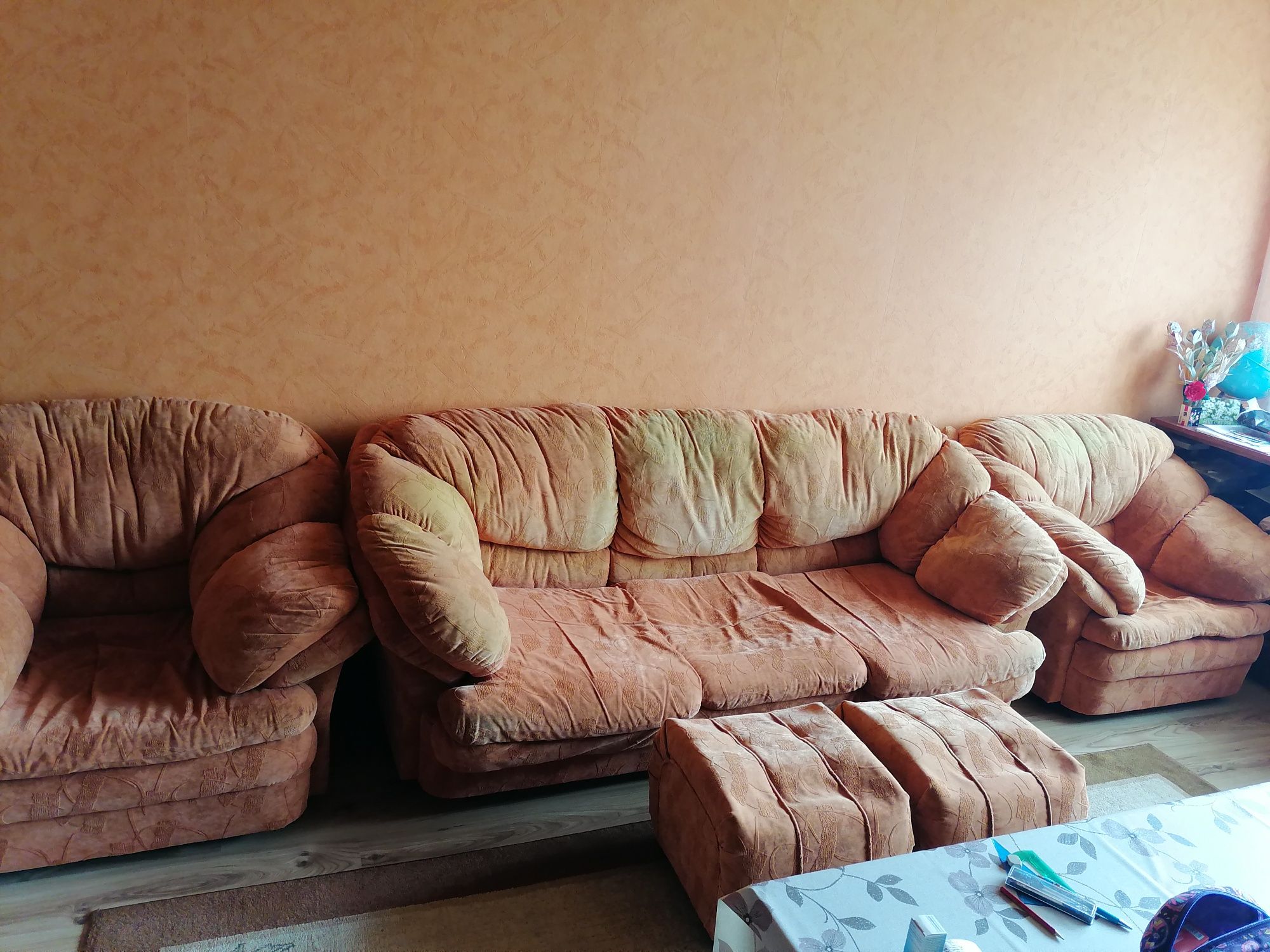 Диван с фотьойли и табуретки