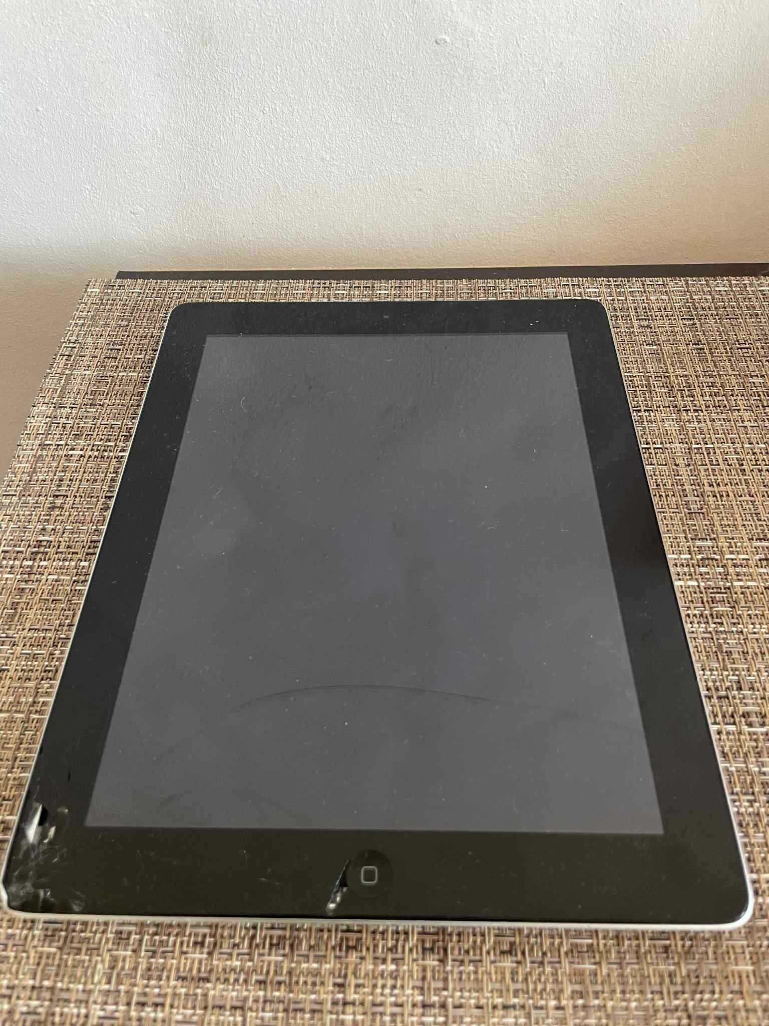Apple Ipad A1458 Работещ таблет с пукнат дисплей